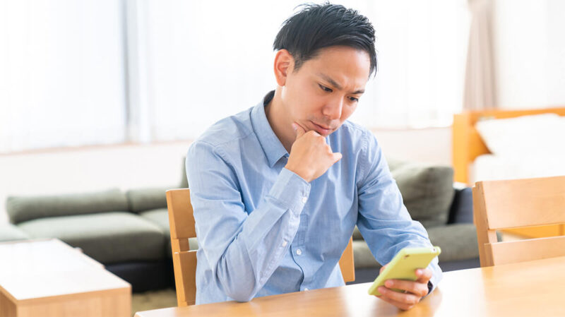 メールする30代男性