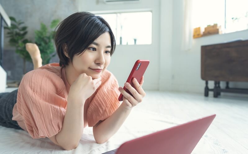 スマホを見つめる女性