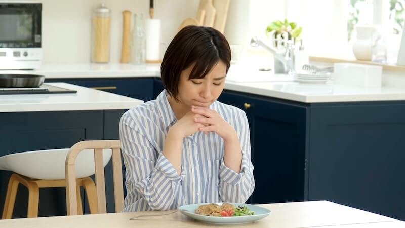 我慢する女性