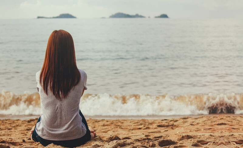 海を見つめる女性