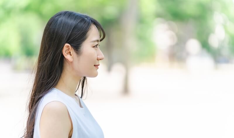 横顔の女性