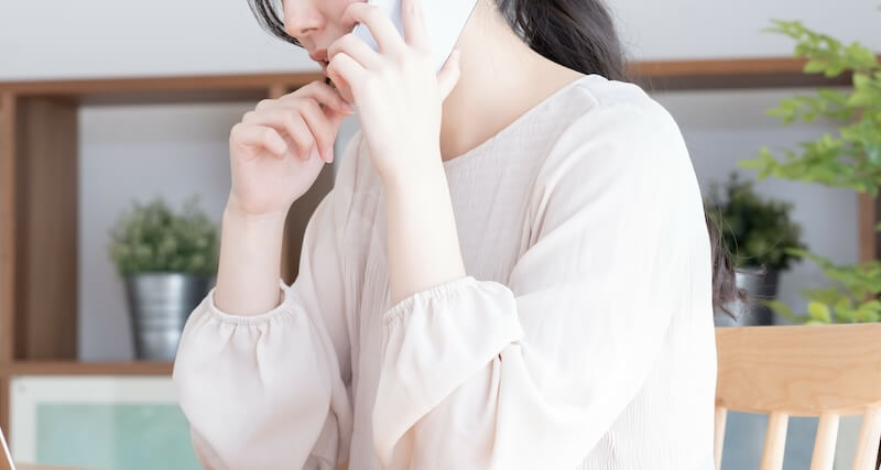 通話する女性