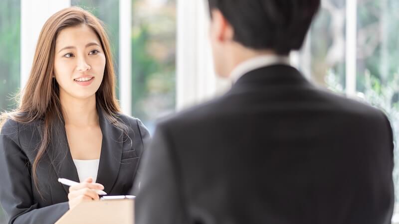 相談する男性