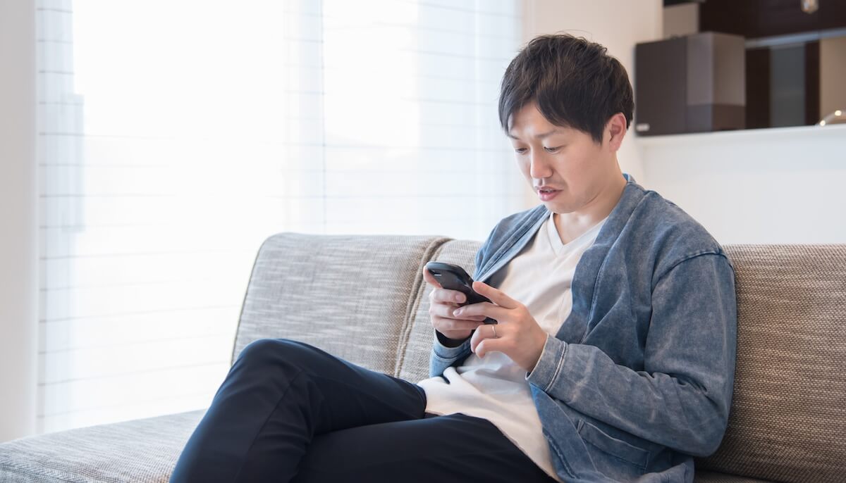 スマホをいじる男性