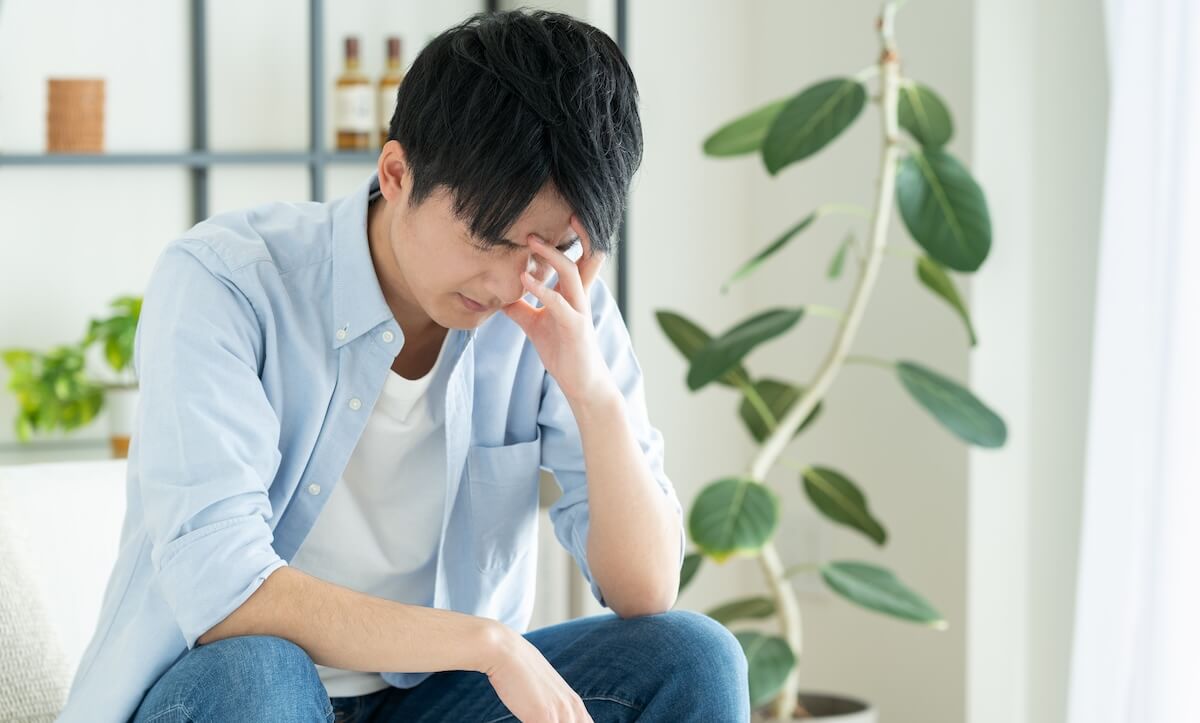 悩む若い男性