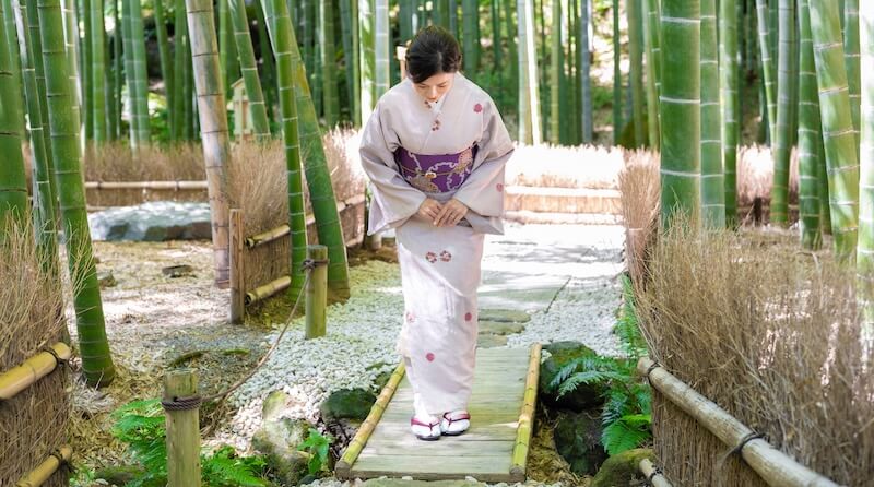 お辞儀をする着物を着た女性