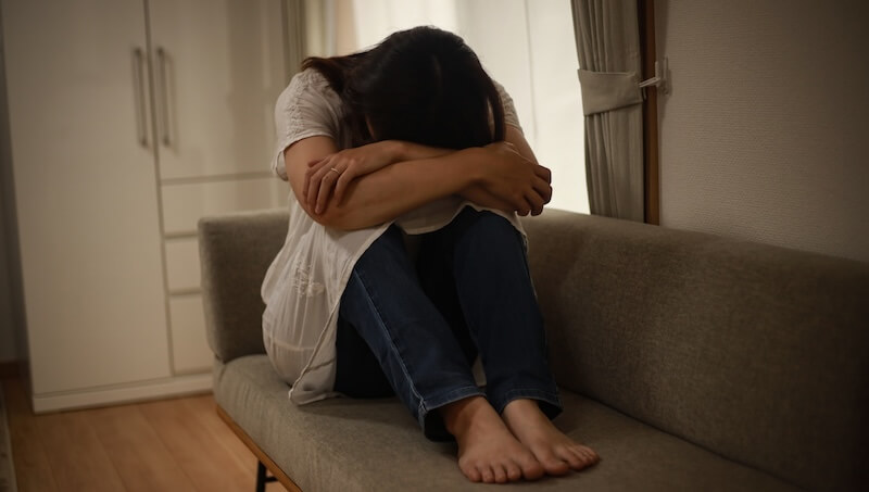 悲しみに暮れる女性