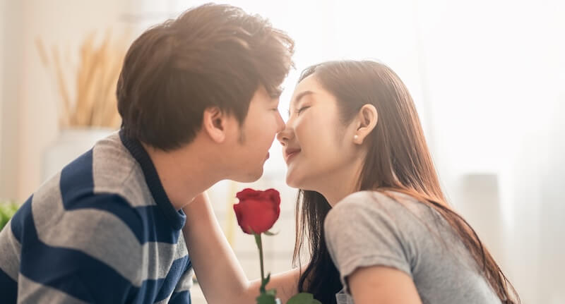 キスするカップル