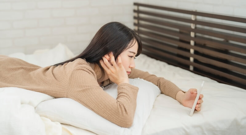 ベッドルームにいる女性