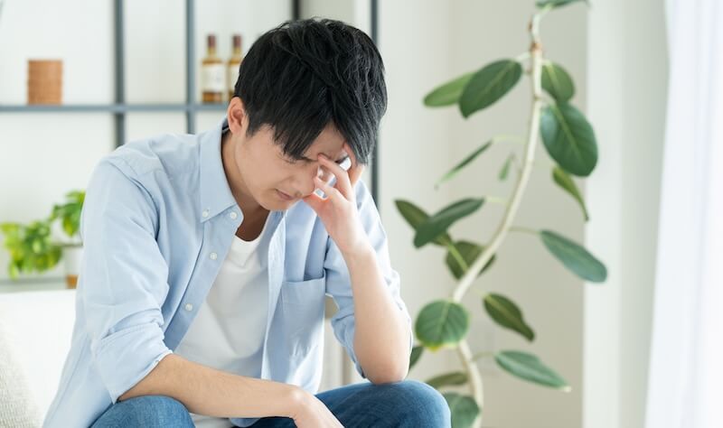 落ち込む男性