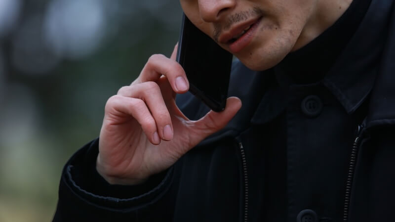 通話する男性