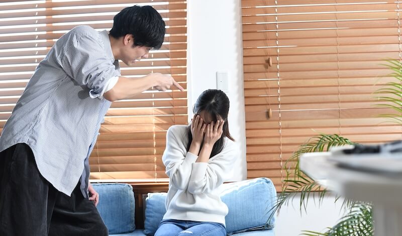 女性を責める男性