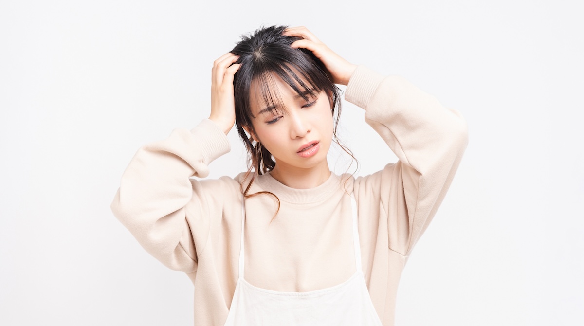 悩み事を抱える若い女性