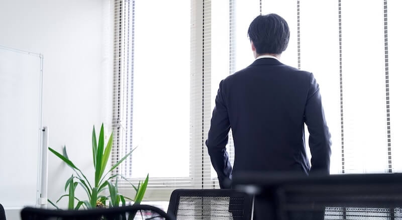窓の外を見る日本人男性