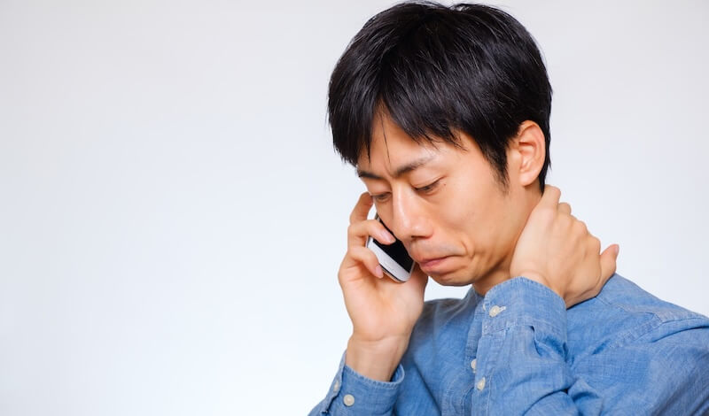 電話する男性